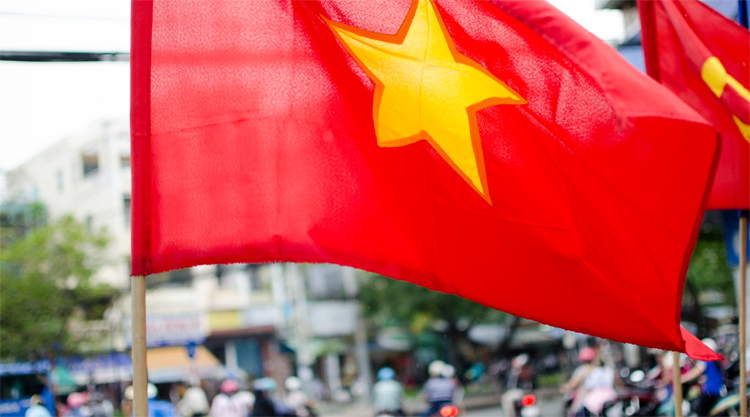 Wapperende vlag van Vietnam in Ho Chi Minh City
